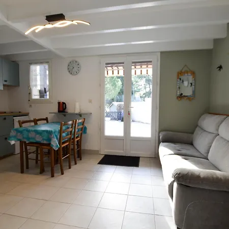 Holiday home Maison A 900m, 3 Chambres, Terrasse, Barbecue, Parking, Proximite Commerces, Calme Assure - Fr-1-705-61 *